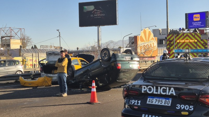 Un choque múltiple y un auto volcado complicaron la circulación en el Acceso Este